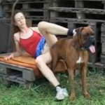 Cachorro enfiando a rola grossa na bucetinha da tutora